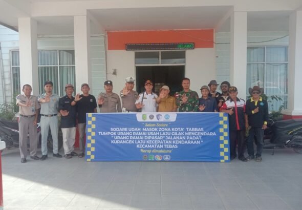 Pemasangan baliho himbauan keselamatan berlalu lintas, dalam rangka Operasi Keselamatan Kapuas 2026. Senin Sore, (9/2/2026). FOTO: NOP06/portalbmi.id