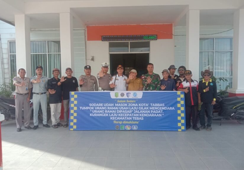 Pemasangan baliho himbauan keselamatan berlalu lintas, dalam rangka Operasi Keselamatan Kapuas 2026. Senin Sore, (9/2/2026). FOTO: NOP06/portalbmi.id