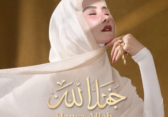 Penyanyi Angel Lelga resmi merilis single religi terbarunya berjudul “Hanya Allah”.