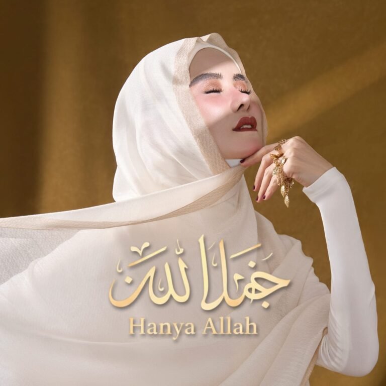 Penyanyi Angel Lelga resmi merilis single religi terbarunya berjudul “Hanya Allah”.