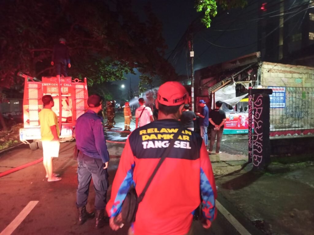 Kobaran api yang diduga berasal dari korsleting listrik tersebut menghanguskan sedikitnya tiga bangunan usaha. FOTO: Henny06/portalbmi.id