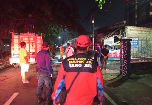 Kobaran api yang diduga berasal dari korsleting listrik tersebut menghanguskan sedikitnya tiga bangunan usaha. FOTO: Henny06/portalbmi.id