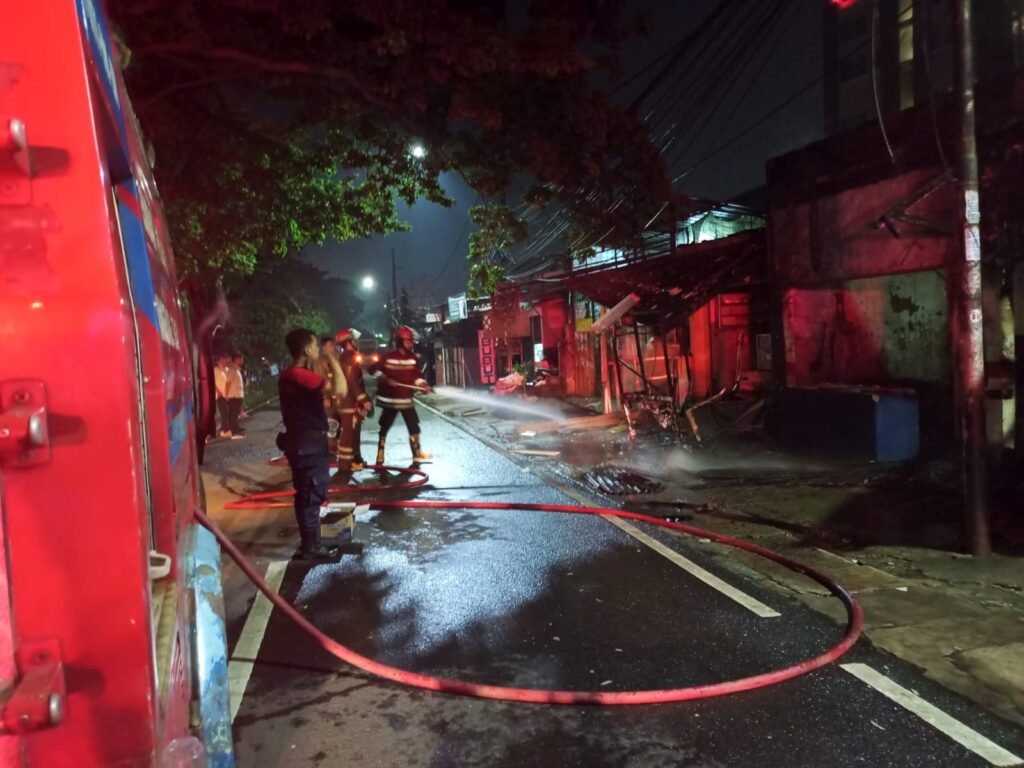 Kobaran api yang diduga berasal dari korsleting listrik tersebut menghanguskan sedikitnya tiga bangunan usaha. FOTO: Henny06/portalbmi.id
