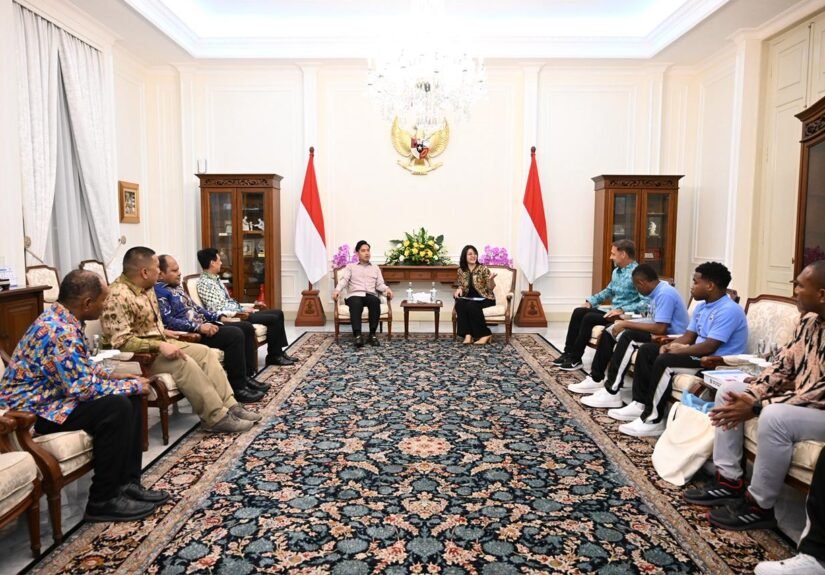 Gibran Rakabuming menerima audiensi Papua Football Academy (PFA) Elite Camp di Istana Wakil Presiden, Jakarta, Rabu (11/02/2026) siang. FOTO: BPMI Setpres/Budi05-portalbmi.id
