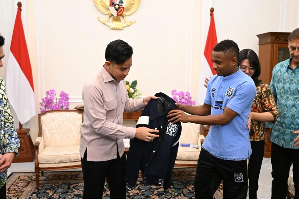 Gibran Rakabuming menerima audiensi Papua Football Academy (PFA) Elite Camp di Istana Wakil Presiden, Jakarta, Rabu (11/02/2026) siang. FOTO: BPMI Setpres/Budi05-portalbmi.id