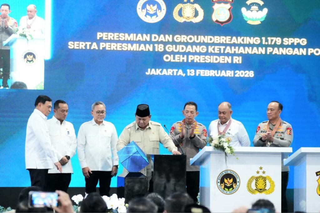 Prabowo Subianto, menganugerahkan tanda kehormatan Bintang Jasa dan Satyalancana Wira Karya kepada para pejabat Polri serta tokoh masyarakat. BPMI Setpres