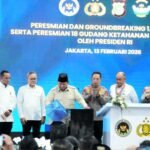 Prabowo Subianto, menganugerahkan tanda kehormatan Bintang Jasa dan Satyalancana Wira Karya kepada para pejabat Polri serta tokoh masyarakat. BPMI Setpres