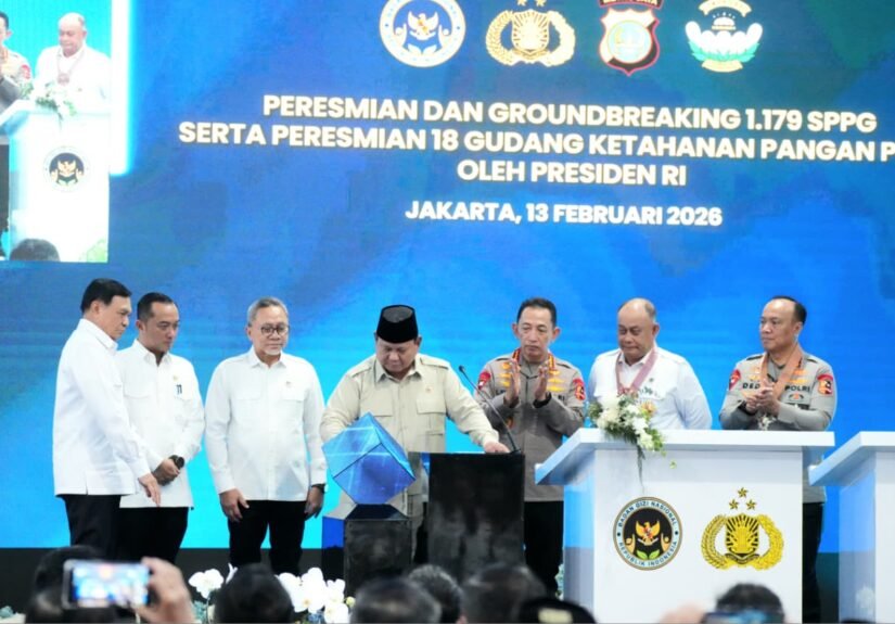 Prabowo Subianto, menganugerahkan tanda kehormatan Bintang Jasa dan Satyalancana Wira Karya kepada para pejabat Polri serta tokoh masyarakat. BPMI Setpres