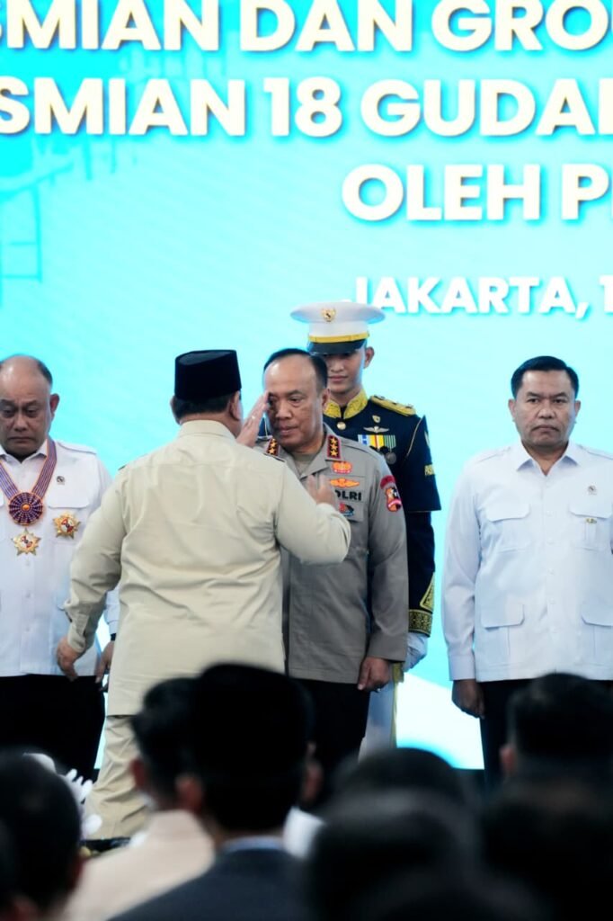 Prabowo Subianto, menganugerahkan tanda kehormatan Bintang Jasa dan Satyalancana Wira Karya kepada para pejabat Polri serta tokoh masyarakat. BPMI Setpres