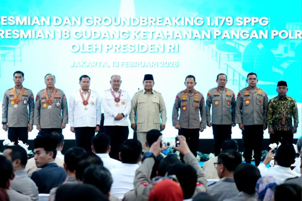 Prabowo Subianto, menganugerahkan tanda kehormatan Bintang Jasa dan Satyalancana Wira Karya kepada para pejabat Polri serta tokoh masyarakat. BPMI Setpres