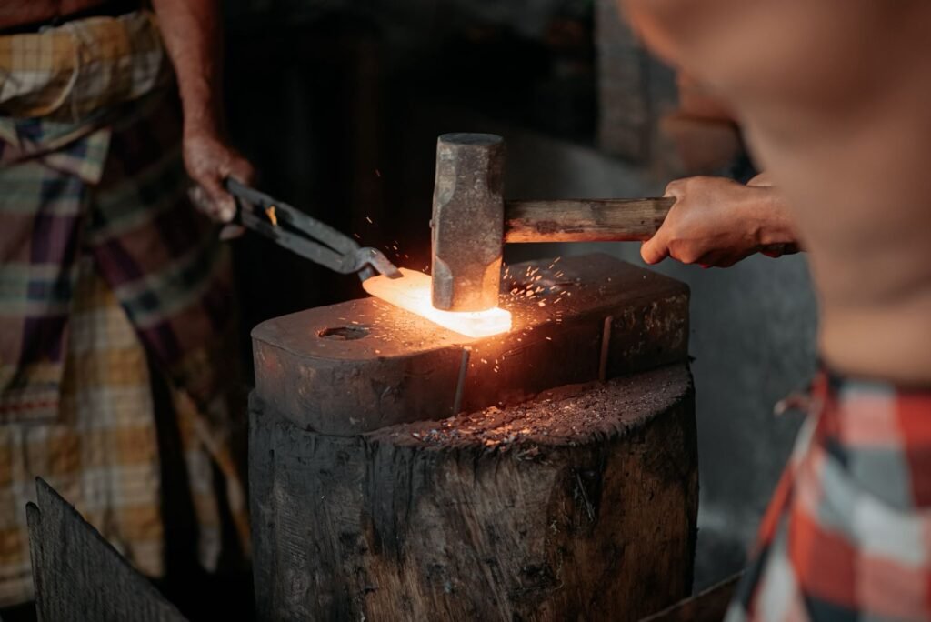 Percikan api dan dentuman palu di bengkel tradisional Ubud membuka jendela budaya yang jarang tersorot. FOTO: Ayu05/portalbmi.id