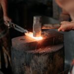 Percikan api dan dentuman palu di bengkel tradisional Ubud membuka jendela budaya yang jarang tersorot. FOTO: Ayu05/portalbmi.id
