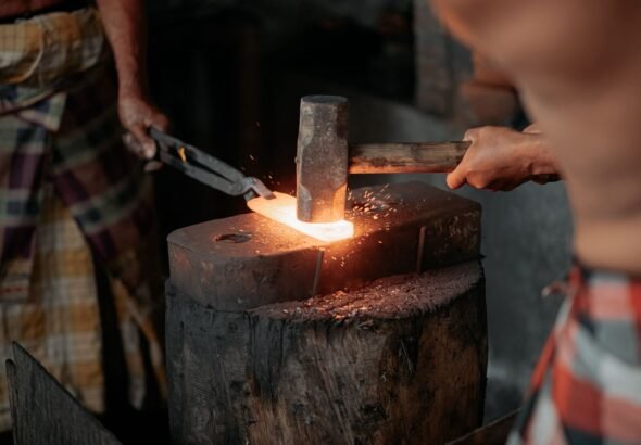 Percikan api dan dentuman palu di bengkel tradisional Ubud membuka jendela budaya yang jarang tersorot. FOTO: Ayu05/portalbmi.id
