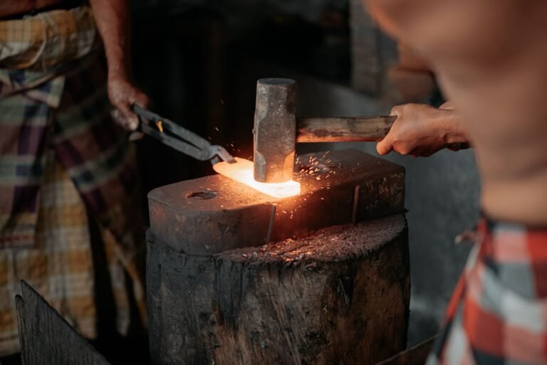 Percikan api dan dentuman palu di bengkel tradisional Ubud membuka jendela budaya yang jarang tersorot. FOTO: Ayu05/portalbmi.id