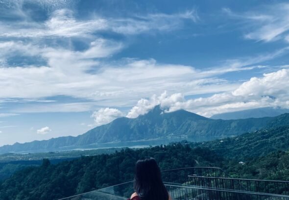 Panorama alam spektakuler dan deretan coffee shop yang menjadi magnet bagi wisatawan serta selebgram. FOTO: Santi07/portalbmi.id