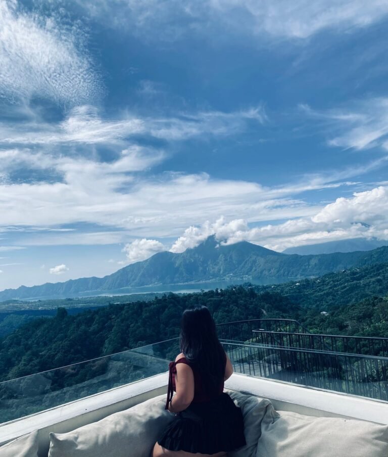 Panorama alam spektakuler dan deretan coffee shop yang menjadi magnet bagi wisatawan serta selebgram. FOTO: Santi07/portalbmi.id