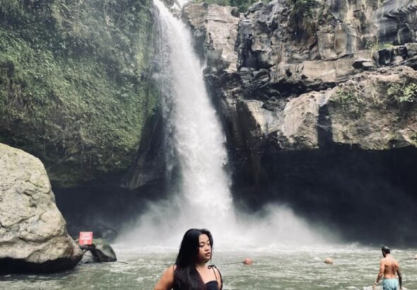 Tegenungan Waterfall di Desa Kemenuh, Sukawati, Gianyar, menjadi salah satu destinasi wisata alam paling populer di Bali. FOTO: Santi07/portalbmi.id