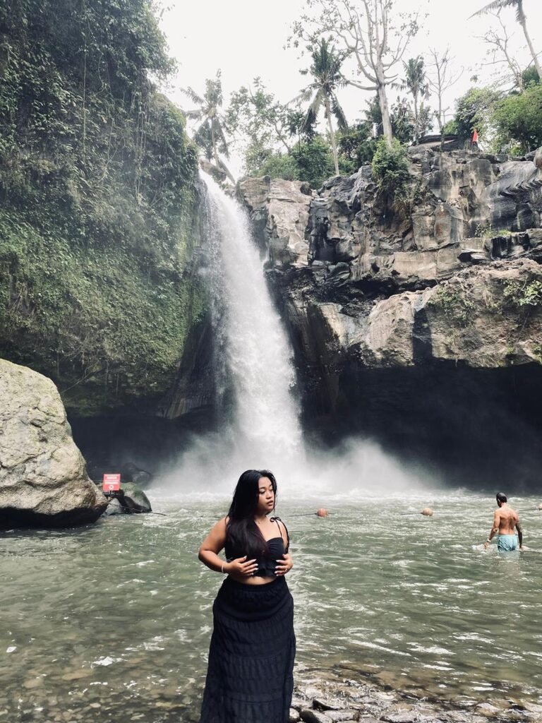 Tegenungan Waterfall di Desa Kemenuh, Sukawati, Gianyar, menjadi salah satu destinasi wisata alam paling populer di Bali. FOTO: Santi07/portalbmi.id