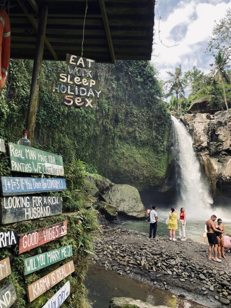 Tegenungan Waterfall di Desa Kemenuh, Sukawati, Gianyar, menjadi salah satu destinasi wisata alam paling populer di Bali. FOTO: Santi07/portalbmi.id