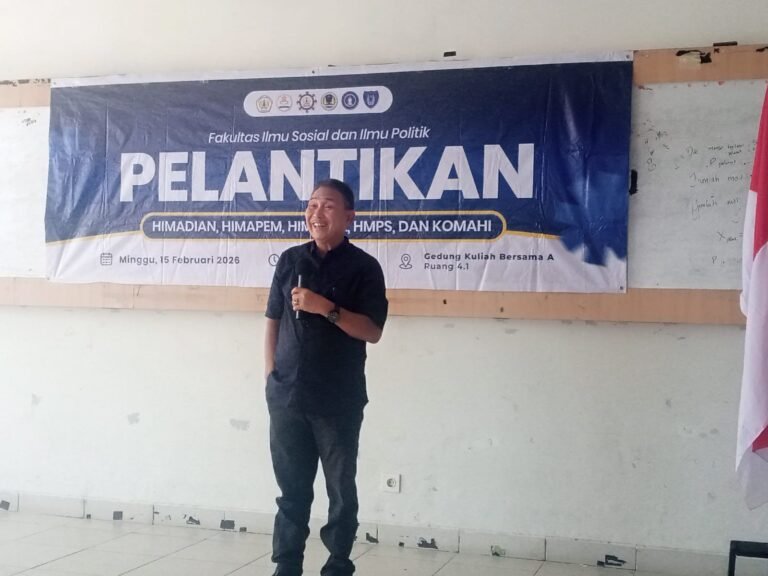 Dr. Erdi, M.Si (Selaku Dekan 3 Bidang Kemahasiswaan dan Alumni Fisip Untan) Saat Menyampaikan Sambutan Pembukaan Pelantikan Himpunan Mahasiswa. FOTO: Firdaus06/portalbmi.id