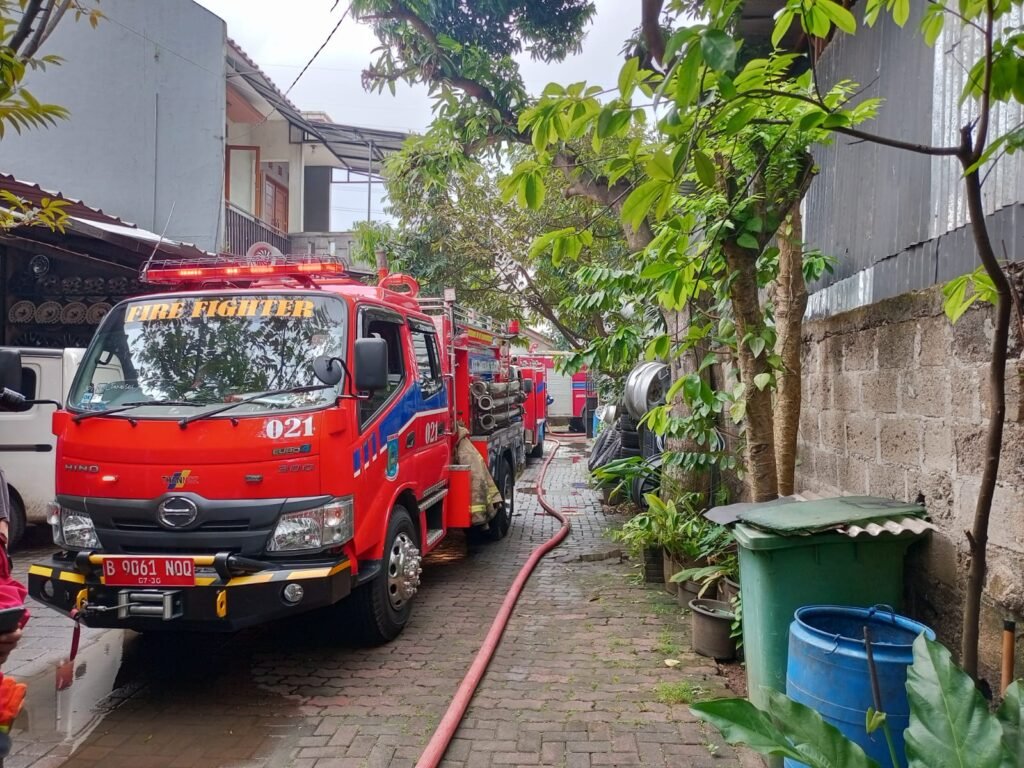16 Unit Damkar Diterjunkan. FOTO: Henny06/ portalbmi.id