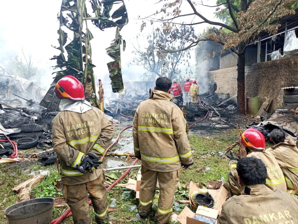 16 Unit Damkar Diterjunkan. FOTO: Henny06/ portalbmi.id