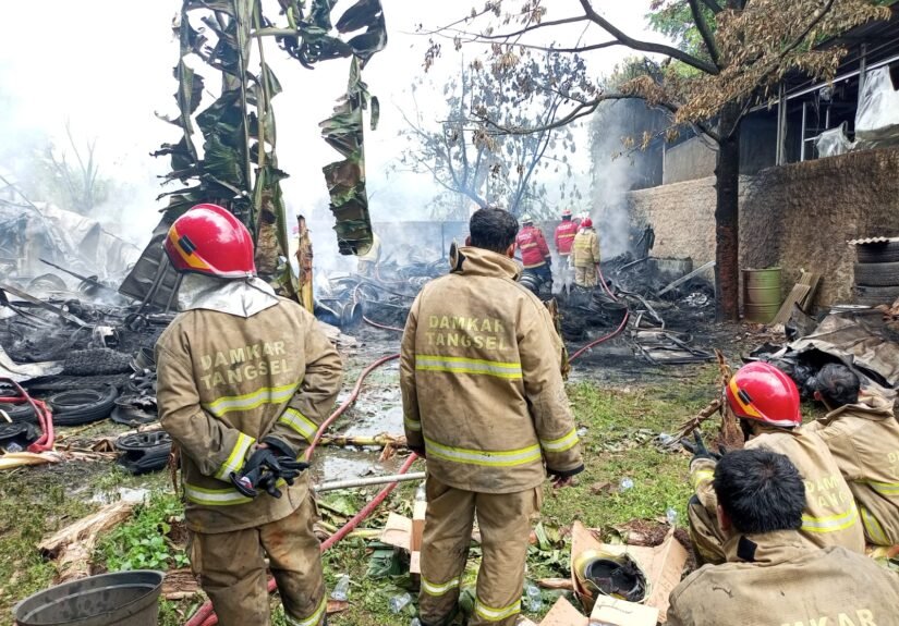 16 Unit Damkar Diterjunkan. FOTO: Henny06/ portalbmi.id