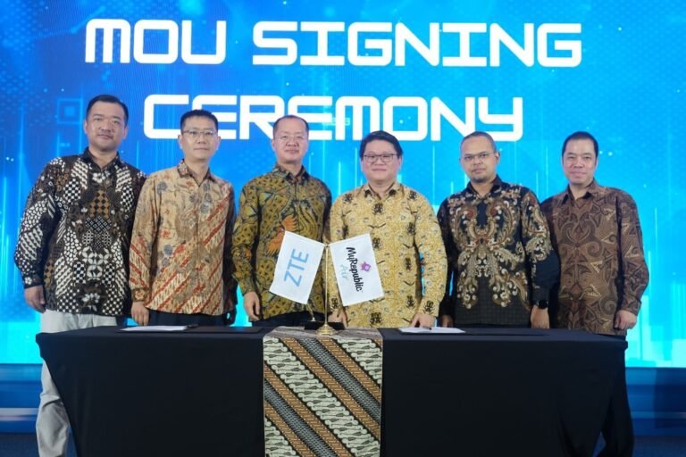 Perwakilan ZTE dan MyRepublic Indonesia berfoto bersama usai penandatanganan MoU Project Ascend. FOTO: Allung06/portalbmi.id