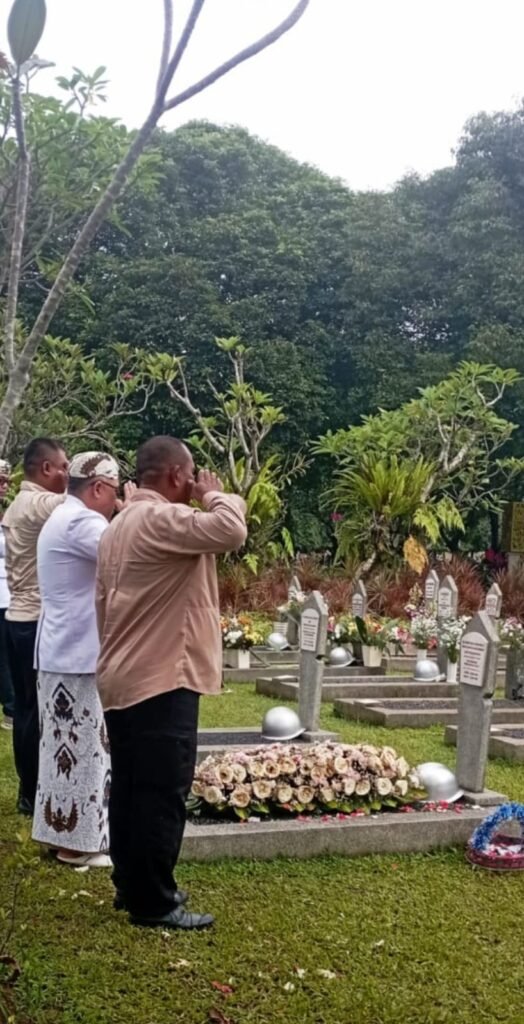 Anggota Subgar jkt Selatan hadir mendapingi ziarah Pangeran Heru Rusyamsi Arianatareja, S.Psi., M.H., FOTO: Uje03/portalbmi.id