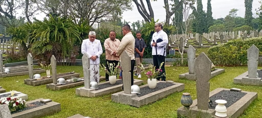 Pangeran Heru Rusyamsi Arianatareja, S.Psi., M.H., melaksanakan ziarah ke makam Presiden Republik Indonesia ke-3, B. J. Habibie, di Taman Makam Pahlawan Kalibata, Jakarta. FOTO: Uje03/portalbmi.id