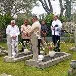 Pangeran Heru Rusyamsi Arianatareja, S.Psi., M.H., melaksanakan ziarah ke makam Presiden Republik Indonesia ke-3, B. J. Habibie, di Taman Makam Pahlawan Kalibata, Jakarta. FOTO: Uje03/portalbmi.id