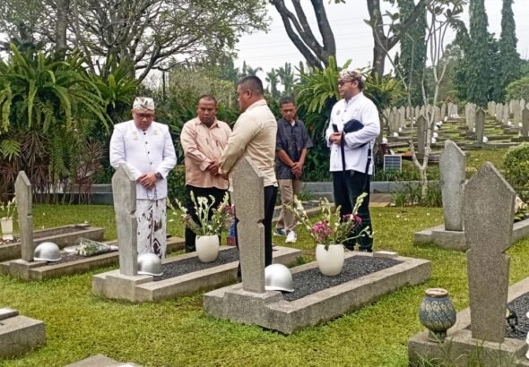 Pangeran Heru Rusyamsi Arianatareja, S.Psi., M.H., melaksanakan ziarah ke makam Presiden Republik Indonesia ke-3, B. J. Habibie, di Taman Makam Pahlawan Kalibata, Jakarta. FOTO: Uje03/portalbmi.id