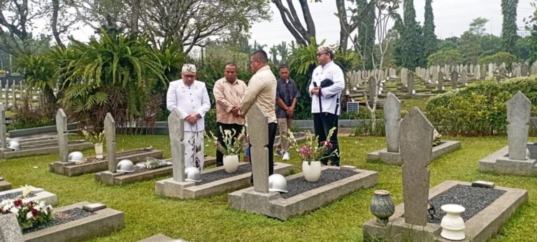 Pangeran Heru Rusyamsi Arianatareja, S.Psi., M.H., melaksanakan ziarah ke makam Presiden Republik Indonesia ke-3, B. J. Habibie, di Taman Makam Pahlawan Kalibata, Jakarta. FOTO: Uje03/portalbmi.id