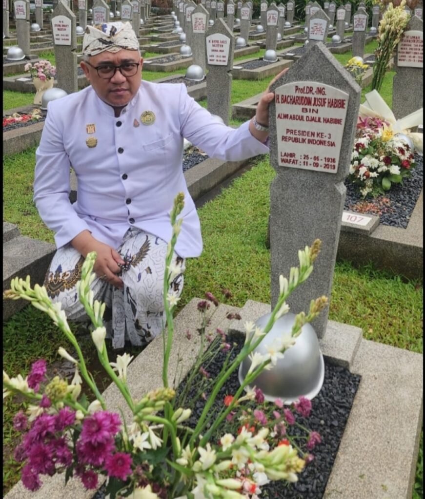 Pangeran Heru Rusyamsi Arianatareja, S.Psi., M.H., melaksanakan ziarah ke makam Presiden Republik Indonesia ke-3, B. J. Habibie, di Taman Makam Pahlawan Kalibata, Jakarta. FOTO: Uje03/portalbmi.id