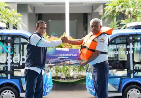 ASDP menyerahkan kurang lebih 750 unit life jacket sebagai bagian dari dukungan terhadap penguatan aspek keselamatan pelayaran. FOTO: Budi05/portalbmi.id