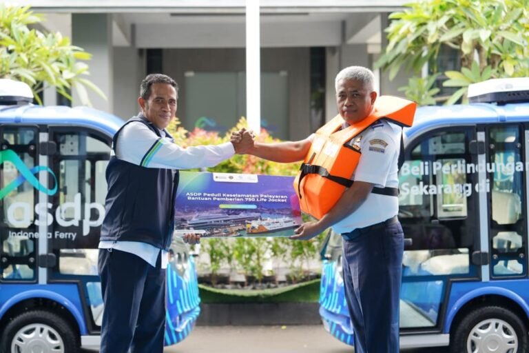 ASDP menyerahkan kurang lebih 750 unit life jacket sebagai bagian dari dukungan terhadap penguatan aspek keselamatan pelayaran. FOTO: Budi05/portalbmi.id