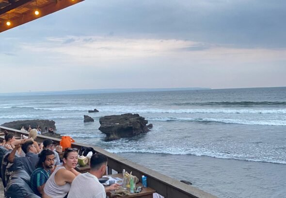 Pantai Batu Mejan meneguhkan diri sebagai salah satu destinasi wisata unggulan di kawasan Canggu, Kuta Utara. FOTO: Santi07/portalbmi.id
