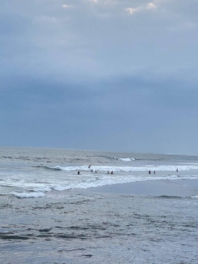 Pantai Batu Mejan meneguhkan diri sebagai salah satu destinasi wisata unggulan di kawasan Canggu, Kuta Utara. FOTO: Santi07/portalbmi.id