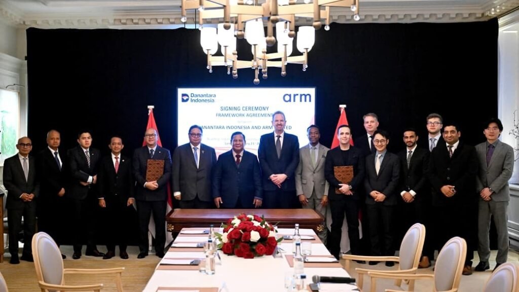 Prabowo Subianto menyaksikan penandatanganan perjanjian kerangka kerja antara Badan Pengelola Investasi Danantara Indonesia (BPI Danantara) dan Arm Limited di London, Inggris. FOTO: BPMI Setpres