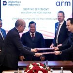 Prabowo Subianto menyaksikan penandatanganan perjanjian kerangka kerja antara Badan Pengelola Investasi Danantara Indonesia (BPI Danantara) dan Arm Limited di London, Inggris. FOTO: BPMI Setpres