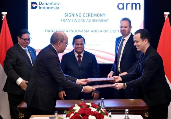 Prabowo Subianto menyaksikan penandatanganan perjanjian kerangka kerja antara Badan Pengelola Investasi Danantara Indonesia (BPI Danantara) dan Arm Limited di London, Inggris. FOTO: BPMI Setpres