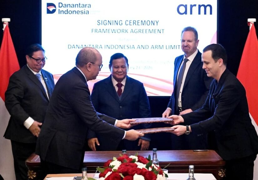 Prabowo Subianto menyaksikan penandatanganan perjanjian kerangka kerja antara Badan Pengelola Investasi Danantara Indonesia (BPI Danantara) dan Arm Limited di London, Inggris. FOTO: BPMI Setpres