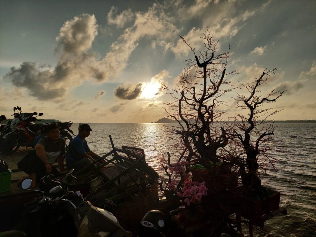 Sunset di Motor Tambang atau Motor Aek, Penjajab, Pemangkat - Sungai Batang, Jawai Selatan. FOTO: Aep05/portalbmi.id