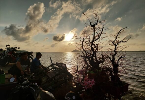 Sunset di Motor Tambang atau Motor Aek, Penjajab, Pemangkat - Sungai Batang, Jawai Selatan. FOTO: Aep05/portalbmi.id