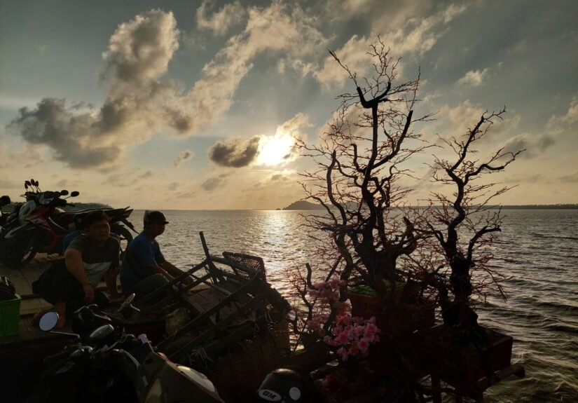 Sunset di Motor Tambang atau Motor Aek, Penjajab, Pemangkat - Sungai Batang, Jawai Selatan. FOTO: Aep05/portalbmi.id