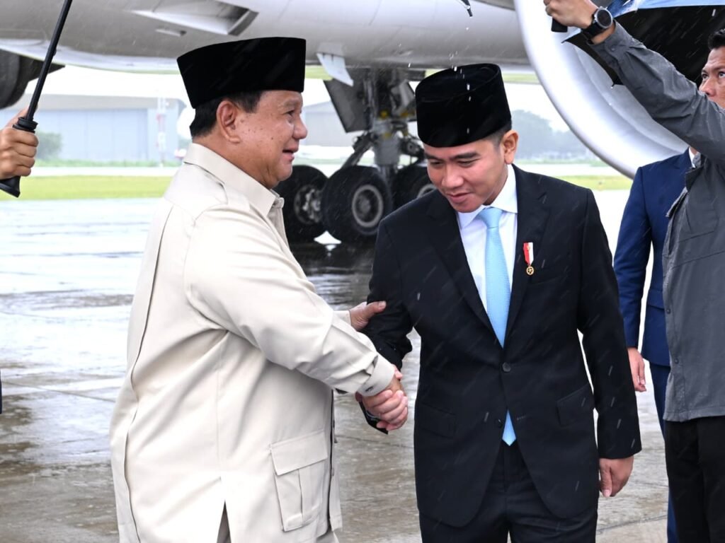 Gibran Rakabuming menyambut kedatangan Presiden Prabowo Subianto di Pangkalan TNI AU Halim Perdanakusuma, Jakarta. FOTO: BPMI Setpres