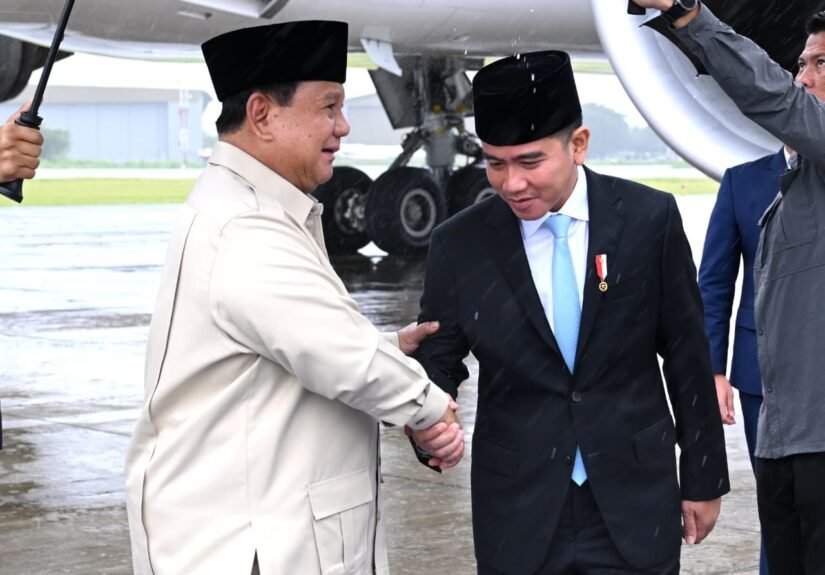 Gibran Rakabuming menyambut kedatangan Presiden Prabowo Subianto di Pangkalan TNI AU Halim Perdanakusuma, Jakarta. FOTO: BPMI Setpres