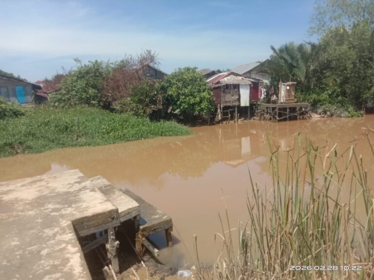 Sungai Tebas mendadak berubah warna menjadi kuning pekat. FOTO: Nop06/portalbmi.id