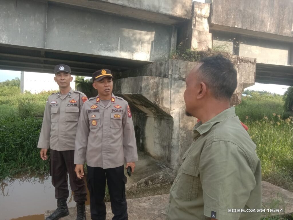 Camat Tebas, Suriawan, S.ST., M.T bersama Kapolsek Tebas, IPTU Eko Zaenudin, S.A.P., M.H meninjau langsung fenomena air keruh. FOTO: Nop06/portalbmi.id