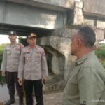 Camat Tebas, Suriawan, S.ST., M.T bersama Kapolsek Tebas, IPTU Eko Zaenudin, S.A.P., M.H meninjau langsung fenomena air keruh. FOTO: Nop06/portalbmi.id